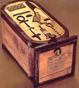 Cartouche box with Tutankhamun’s named inlaid on top in raised blackwood on a gilded background. Its sides and edges are veneered with strips of blackwood.